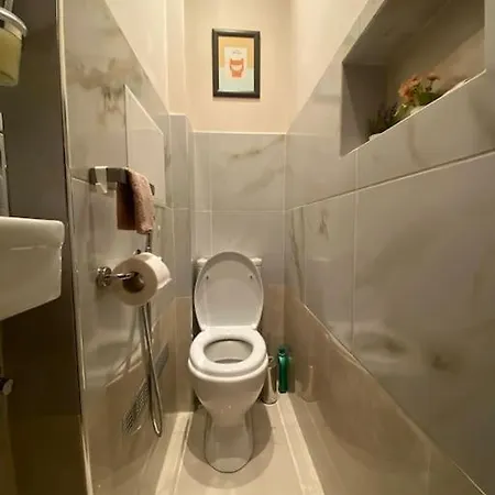 Appartement Centre Stylish With Private Backyard