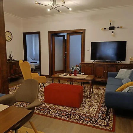 Centre Stylish With Private Backyard *