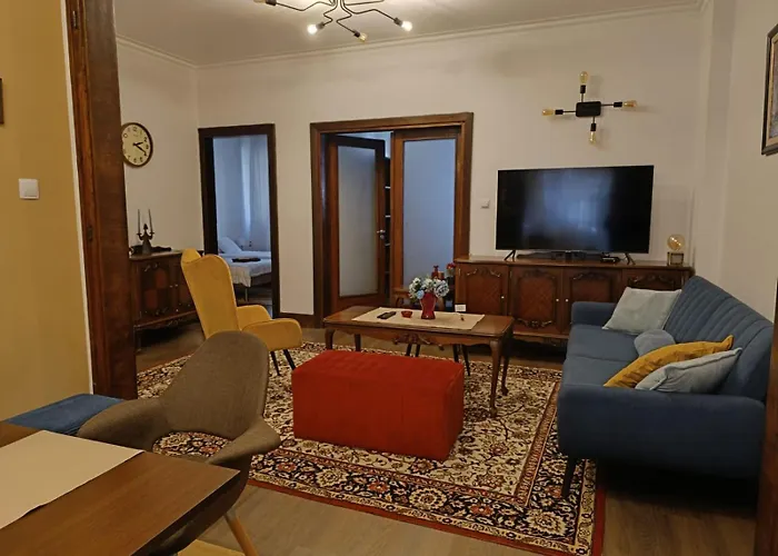 Centre Stylish With Private Backyard *