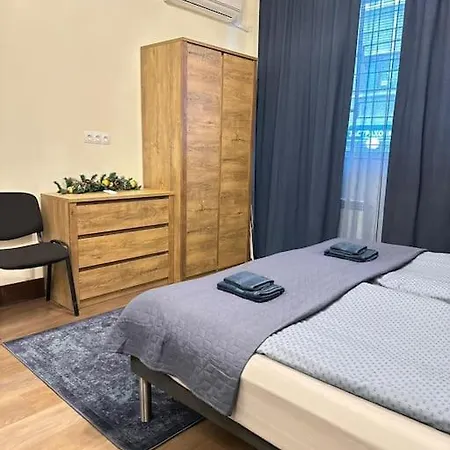 Centre Stylish With Private Backyard Daire