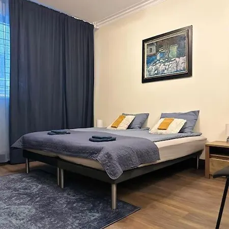Daire Centre Stylish With Private Backyard *