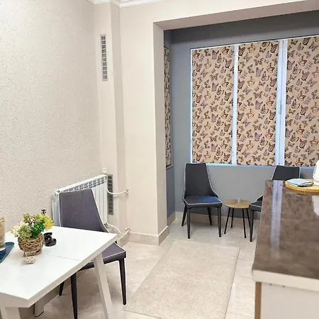 Centre Stylish With Private Backyard Daire *