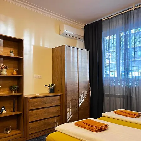 Centre Stylish With Private Backyard Daire