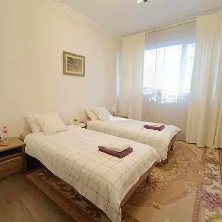 Centre Stylish With Private Backyard Apartament