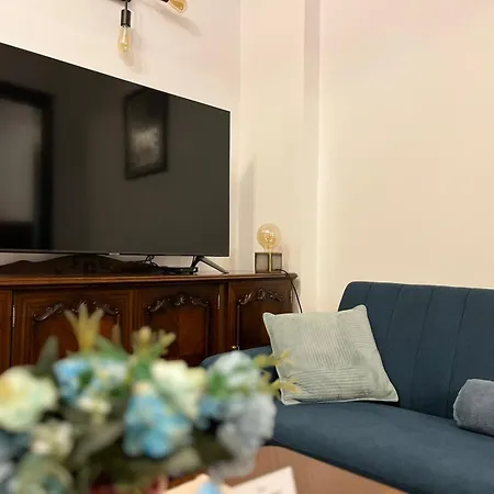 Centre Stylish With Private Backyard Daire *