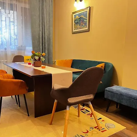 Centre Stylish With Private Backyard Sofya