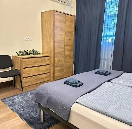 Centre Stylish With Private Backyard דירה