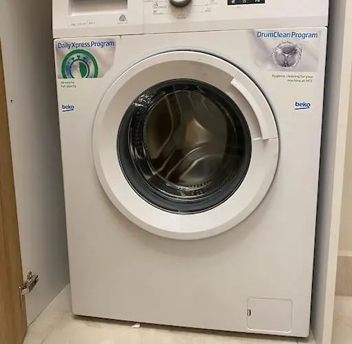 Centre Stylish With Private Backyard דירה