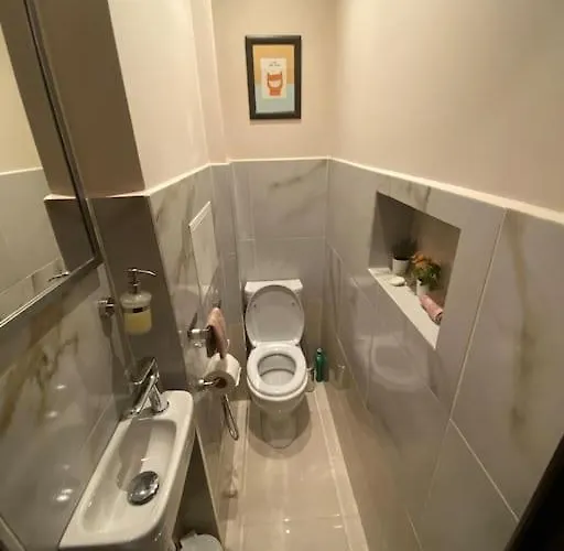 Centre Stylish With Private Backyard *