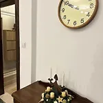 Centre Stylish With Private Backyard דירה
