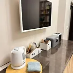 Centre Stylish With Private Backyard דירה *