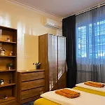 Centre Stylish With Private Backyard דירה